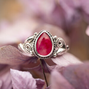 Vintage Ring — srebrny pierścionek z rubinem w kształcie łezki — rozmiar 15